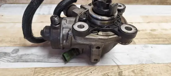 Volvo V60 Fuel injection high pressure pump 31272896 0445010618