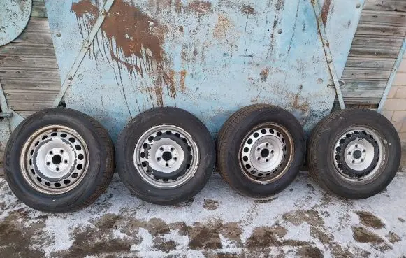 Volkswagen Caddy R15 summer tire 1956515 2K0601027