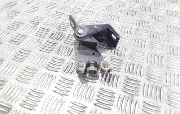 Dacia Dokker Sliding door middle roller runner 824A65571R