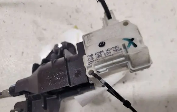 Audi A6 S6 C6 4F Fuel tank cap lock motor 3B0959782A D295N202790