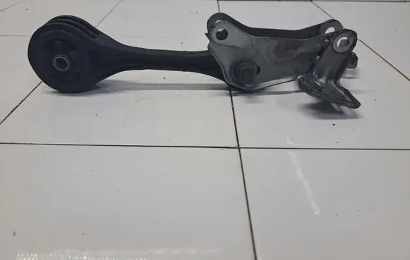 Subaru Outback Engine mount bracket