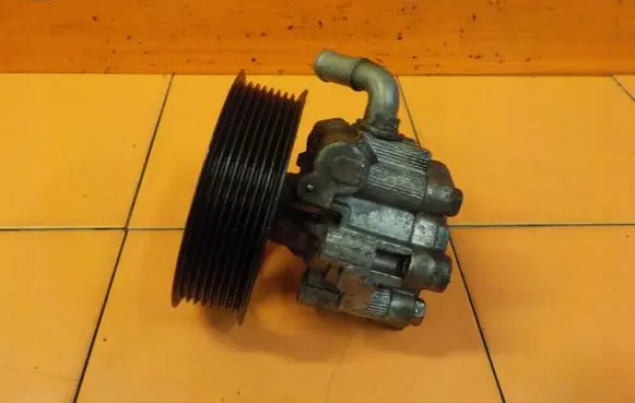 Land Rover Discovery 3 - LR3 Power steering pump QVB500400