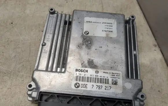 BMW 3 E90 E91 Engine control unit/module 0281011963 1039S07797 7797217
