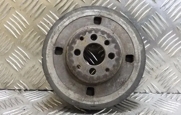 Volkswagen Golf IV Crankshaft pulley 038105243