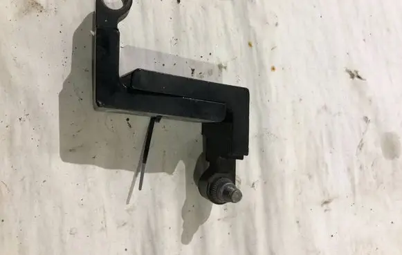 BMW X5 F15 Front door lower hinge A046574 2010E