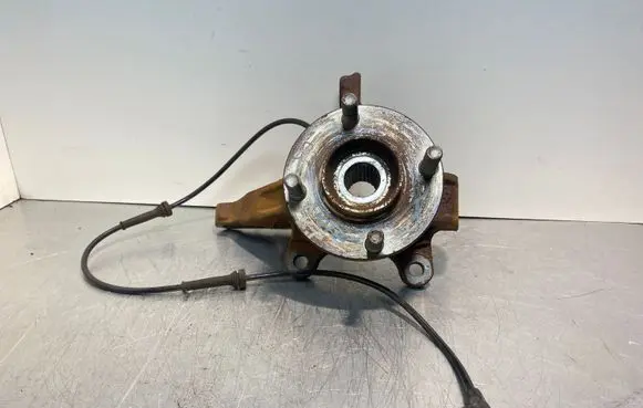 Nissan Note (E11) Front wheel hub