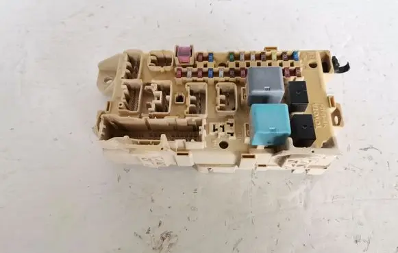 Toyota Avensis Verso Fuse module 8922144050