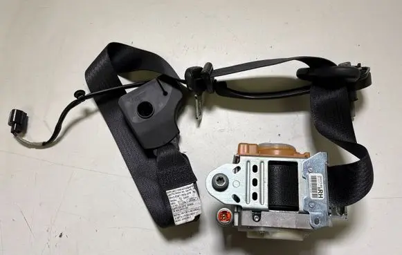 Ford Mustang V Front seatbelt DR3363611B08AEW