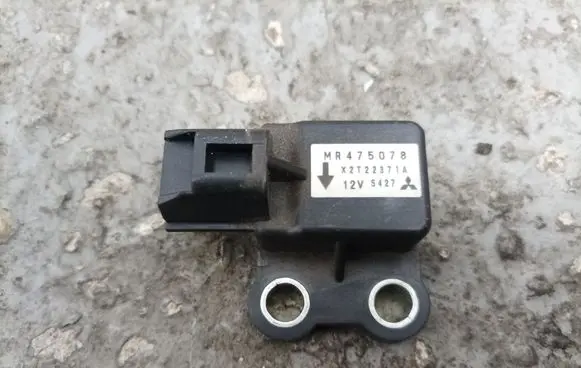Mitsubishi L200 Airbag deployment crash/impact sensor MR475078 X2T22371A