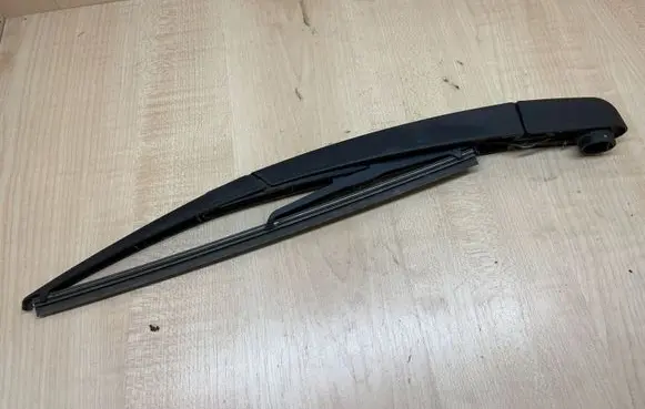 Rear wiper blade arm