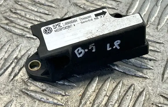 Volkswagen PASSAT B5 Airbag deployment crash/impact sensor 1J0909606N 13980205 5WK41910