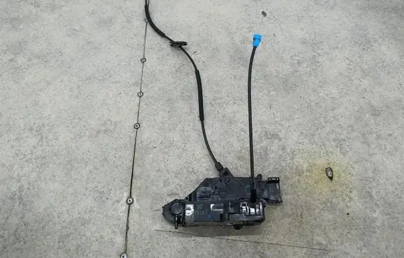 Citroen C4 I Picasso Front door lock 