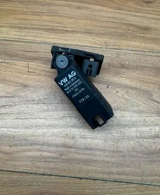 Audi A3 S3 A3 Sportback 8P Glow plug pre-heat relay 038907281D PA66GF30 WL051299023