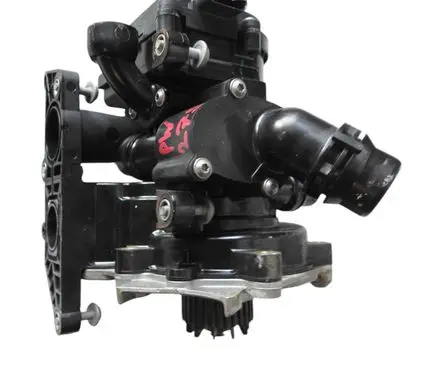 Volkswagen Golf VII Water pump 06L121111M