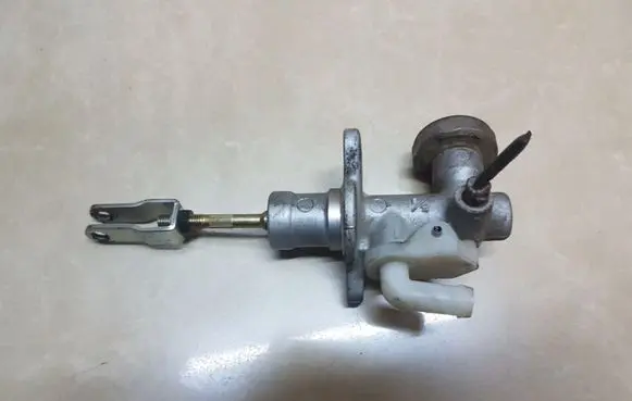 Nissan X-Trail T30 Clutch master cylinder