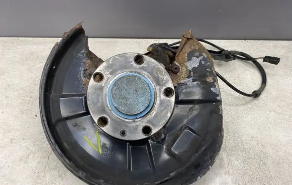 Rear wheel hub spindle/knuckle