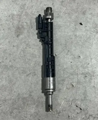 BMW 7 G11 G12 Fuel injector 8638255
