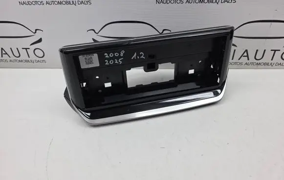 Radio/GPS head unit trim