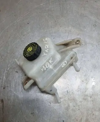 Toyota Yaris Brake fluid reservoir 