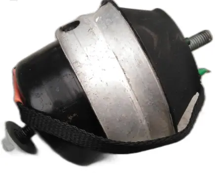 Engine mount vacuum valve