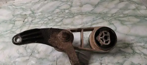 Ford Mondeo Mk III Engine mount bracket