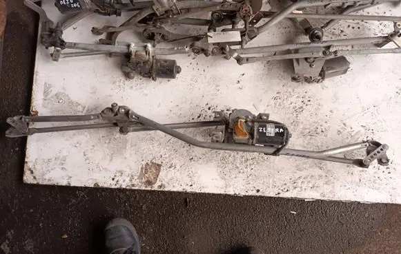 Opel Zafira A Front wiper linkage 