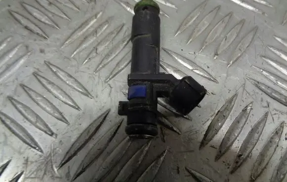 Renault Twingo II Fuel injectors set 8200885283
