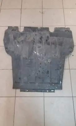 Renault Clio III Engine splash shield/under tray 8200520832 8200520829