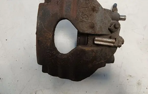Volkswagen Touareg I Front brake caliper 