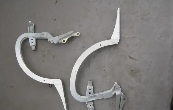 Tailgate/trunk/boot hinge
