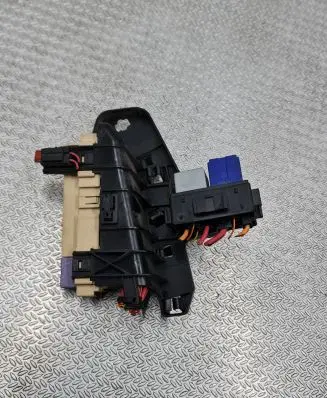 Renault Clio III Fuse module 8200358192