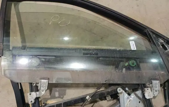 Audi A4 S4 B5 8D Front door window glass four-door 