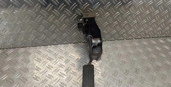 Accelerator throttle pedal