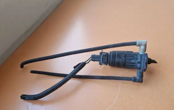 Fiat Panda III Windscreen/windshield washer pump D524002