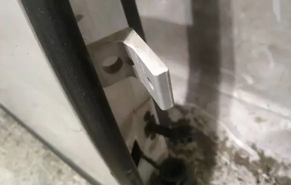 Skoda Octavia Mk2 (1Z) Rear door lower hinge 