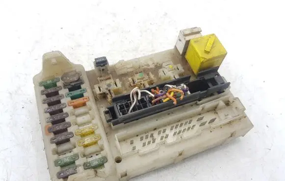 Volkswagen Golf II Fuse module 93BG14A073EE