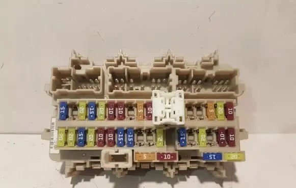 Nissan Qashqai Fuse module 243504EB0A
