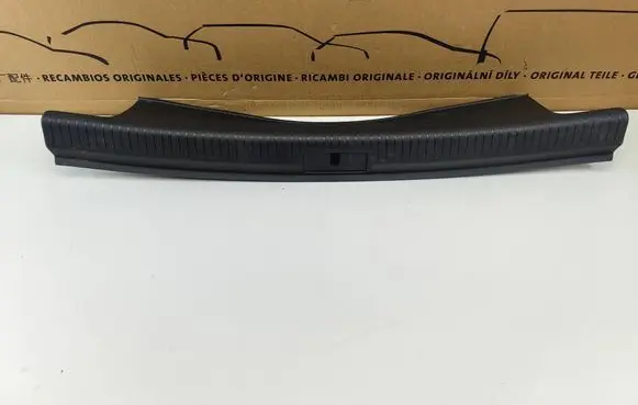 Trunk/boot sill cover protection