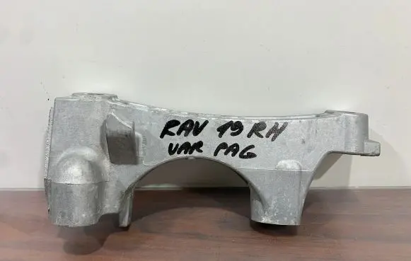 Toyota RAV 4 (XA50) Engine mount bracket