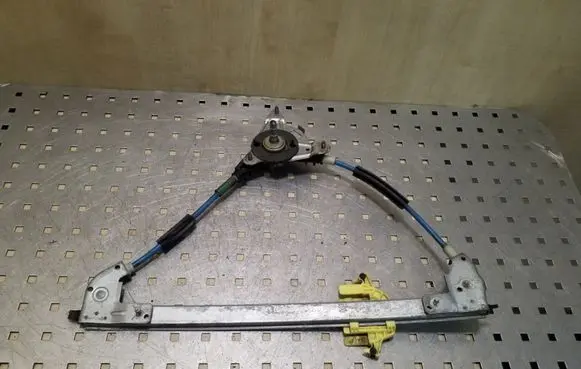 Rear door manual window regulator