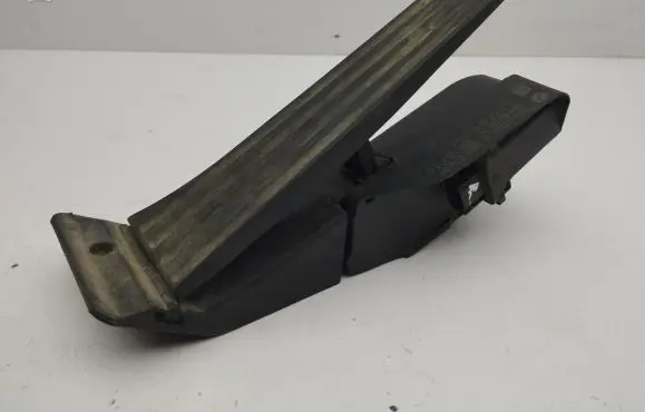 Accelerator throttle pedal