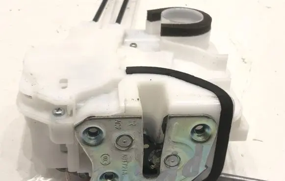 Mitsubishi Outlander Front door lock