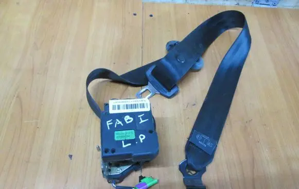 Skoda Fabia Mk1 (6Y) Front seatbelt 6Y0857701B 33006838