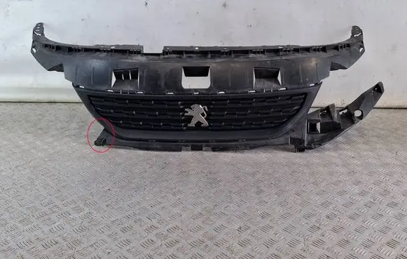 Peugeot Partner III Front bumper upper radiator grill 9818281980