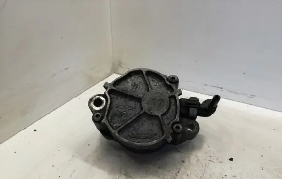 Ford Focus Vacuum pump D1561A2211N