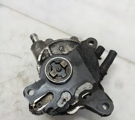 Volkswagen Golf V Vacuum pump 03G145209