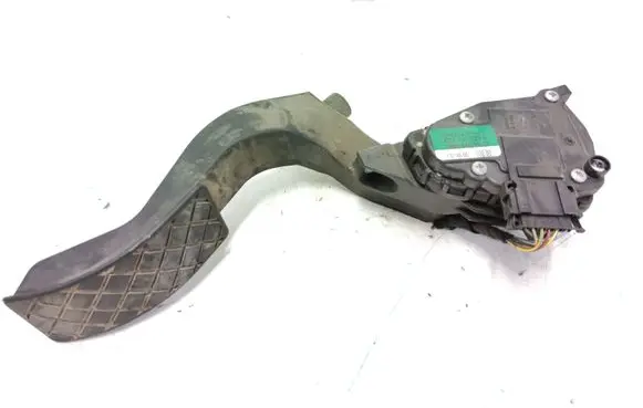Accelerator throttle pedal