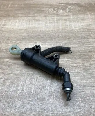 BMW 5 E39 Clutch master cylinder 6758823