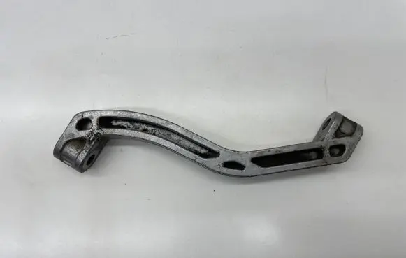Volkswagen PASSAT B6 Engine mounting bracket 1K0199359E