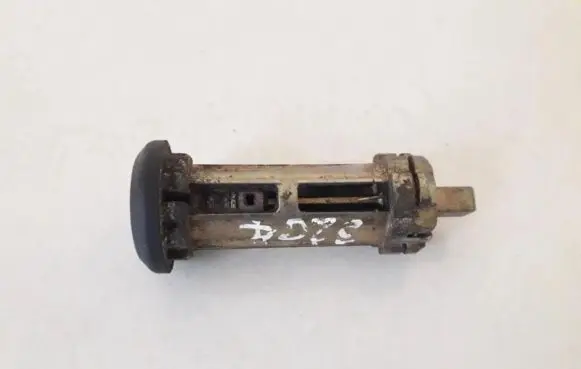 Ford Mondeo MK I Front door lock (next to the handle) d07ka